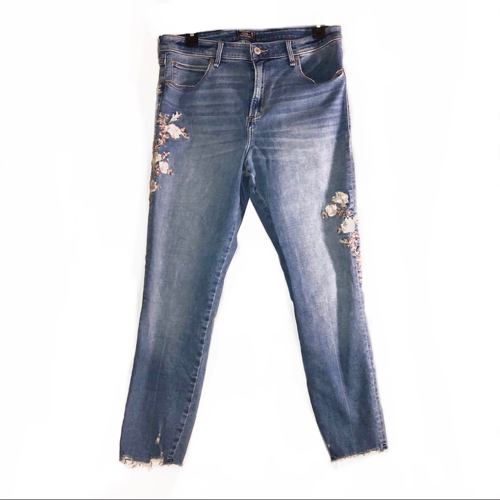 NWOT Abercrombie & Fitch Embroidered Jeans